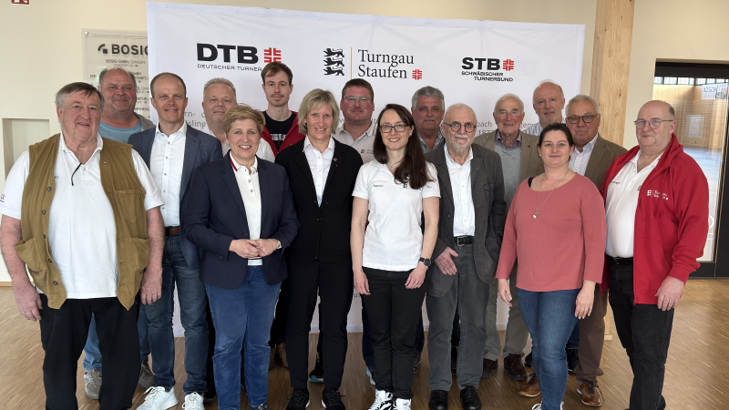 Gruppenbild der Präsidiums- und Hauptausschuss-Mitglieder mit Kassenprüfern und Ehrenmitgliedern