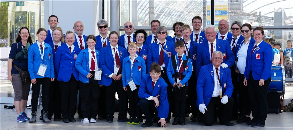 Spielmannszug TSV Süßen/TV Uhingen vor dem Haupteingang zur Leipziger Messe