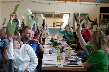 Versammlungs-Teilnehmer bei der Abstimmung