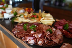 Frühstücksbufett: Wurst- und Käseplatten